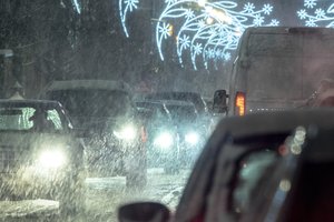 Paaiškino, kodėl po lietaus ar sniego Lietuvos vairuotojai užmiršta, kaip valdyti automobilį