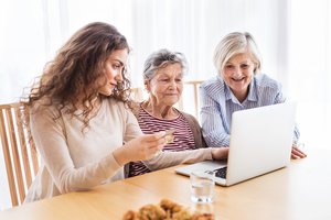 5 būdai padėti jūsų tėvams ir seneliams išvengti apgavysčių internete
