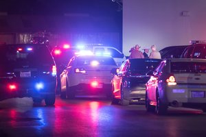 Teksase ieškoma užpuoliko, nušovusio du žmones ir sužeidusio dar 12