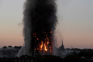 Paskelbtos „Grenfell Tower“ tragedijos išvados: kaltas ugniagesių abejingumas?