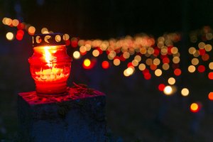 Lietuva skęsta žvakių jūroje: artimieji pagerbė mirusiųjų atminimą