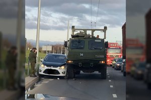 Jėgos nelygios: Vilniuje kelio nepasidalino karinis sunkvežimis ir mažas automobiliukas