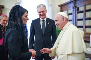 Italijos spauda: popiežius įteikė dovanų ir G. Nausėdos dukroms bei tėvui