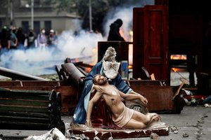 Čilėje siautėjantys protestuotojai nusiaubė bažnyčią, padegė universitetą