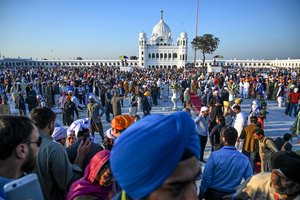 Šimtai Indijos sikhų pradėjo istorinę piligriminę kelionę į Pakistaną