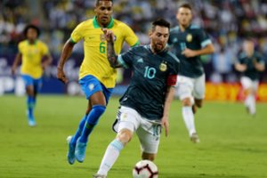 Pasaulio futbolo grandų draugiškose rungtynėse Argentina įveikė brazilus