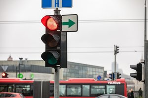 Vilniaus sankryžose naikinamos žalios rodyklės: ką reikia žinoti vairuotojams