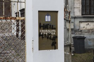 Kaune pasikesinta į sinagogą: vandalai dažais išpaišė užrašą „Heil Hitler“