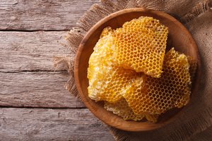 Visi žinome, kaip bitės gamina medų. O kaip atsiranda vaškas?