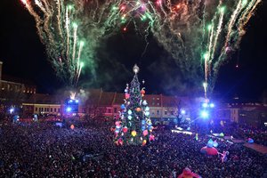 Kaune įžiebta ryškiais kosminiais kūnais papuošta Kalėdų eglė: sulaukia daug pagyrimų