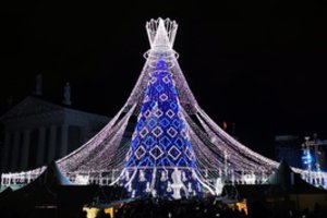 Tik pažiūrėkite į šią Karalienę: Vilniuje su fanfaromis įžiebta Kalėdų eglė