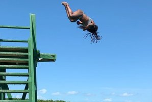 Pamatykite: JAV gimnastė pakerėjo gerbėjus akrobatiniu šuoliu į vandenį