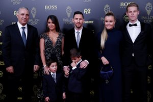 Šlovė Lioneliui Messi: šeštą kartą laimėjo „Auksinio kamuolio“ apdovanojimą