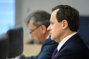 Bankų apmokestinimas skaido valdančiuosius: Seimo lenkai nepatenkinti naujuoju siūlymu