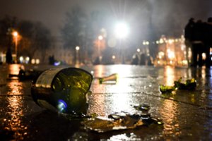Girtas 20-metis savo oponentą Vilniuje sužalojo sudaužyto butelio šukėmis