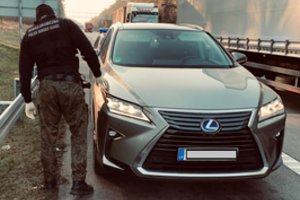 Įkliuvo Lenkijoje: lietuvis vairavo visoje Europoje ieškomą brangų „Lexus“