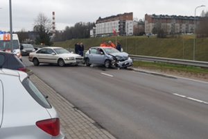 Susidūrus dviem automobiliams Vilniuje nukentėjo moteris, buvo blokuota gatvė