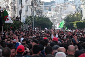 Alžyre tūkstančiai žmonių protestuoja prieš naujai išrinktą prezidentą