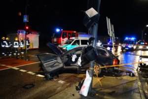 Girtas vairuotojas Kaune rėžėsi į stulpą, pražudė keleivį