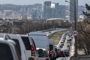 Seimas vėl grįžta prie taršių automobilių mokesčio