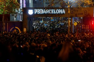 Barselonoje prieš „El Clasico“ futbolo rungtynes protestuotojai blokuoja eismą
