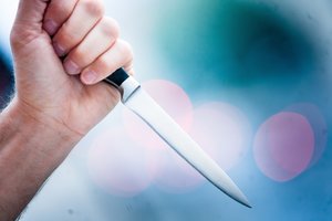 Anglijos miestelyje užpuolikas peiliu atėmė dvi gyvybes
