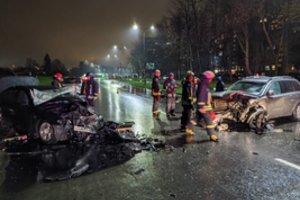 Po smūgio kaktomuša BMW ir „Volvo“ Kaune pavirto metalo laužo krūva, gelbėtojai vadavo žmones