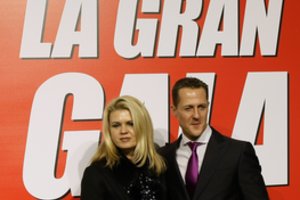 Itin retai kalbanti Michaelio Schumacherio žmona mįslingai užsiminė apie jo būklę