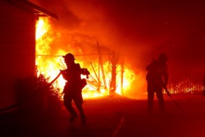 Ugniagesių asmenukė degančio namo fone sukėlė pyktį: gresia bausmė