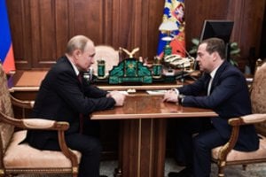 Atsistatydino Rusijos vyriausybė: V. Putinas pasiūlė naujas pareigas D. Medvedevui
