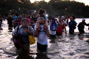 Meksikoje sulaikyta per 2 tūkst. žmonių, migrantų karavanui kirtus jos sieną