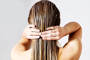 Įspėjo apie dažną plaukų priežiūros žiemą klaidą: atneša daugiau bėdų, nei naudos