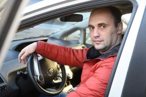 Trilerių netrūksta: keleivį iš mirties nagų išplėšęs Vilniaus taksistas policiją kvietė ir įžymybei