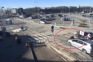 Vilniuje vairuotojas važiavo tiesiai į pareigūną: šiam užkritus ant variklio dangčio nesustojo
