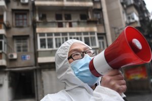 Kinijoje koronavirusas toliau reikalauja gyvybių: tarp aukų – pirmasis užsienietis 