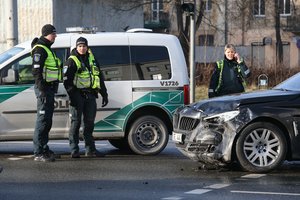Vilniuje BMW susidūrė su policijos automobiliu: nukentėjo du pareigūnai