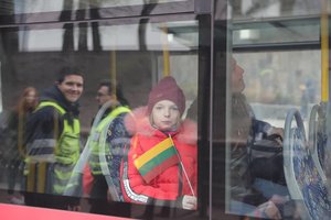 Vilniaus viešojo transporto kontrolieriai su Vasario 16-ąja sveikino dalindami vėliavėles