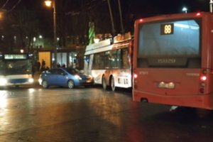 Smulki troleibuso ir „Toyota Prius“ avarija Vilniaus centre sustabdė visuomeninį transportą