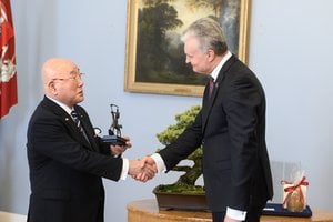 G. Nausėda priėmė Japonijos delegaciją ir susitiko su Ch. Sugiharos sūnumi
