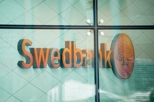 Įspėja „Swedbank“ klientus: šiąnakt atsiskaityti kortele gali būti sunkiau