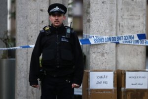 Londono mečetėje areštuotas peiliu pagyvenusį vyrą sužeidęs įtariamasis