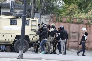 Haičio sostinėje policijai atakavus kariuomenės būstinę, miestas uždarytas
