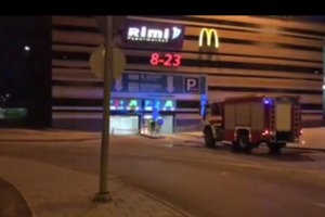 Požeminiame prekybos centro garaže Vilniuje degė BMW, gaisras žaibiškai likviduotas