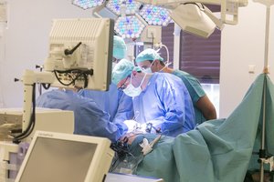 Santaros klinikos atšaukia nebūtinas planines operacijas, gesina pasklidusius gandus dėl koronaviruso
