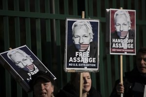 J. Assange'o ekstradicijos prašymą nagrinėjantis JK teismas daro pertrauką iki gegužės