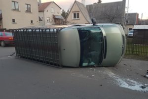 Kaune susidūręs su „Peugeot“, apvirto mikroautobusas, sužeistas 54 metų vyras