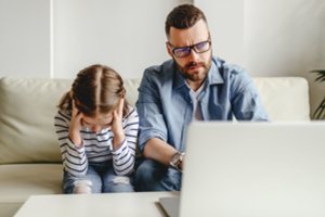 Nuotolinio mokymosi grimasos: šeimos pykstasi ir verkia, nepasidalydamos kompiuterių