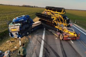 „Via Baltica“ susidūrė du vilkikai: mašinos virto metalo laužu, vairuotojas sunkiai sužalotas