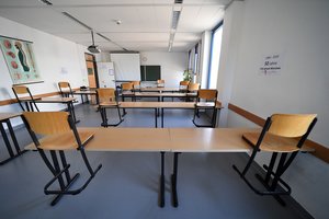 Vokietijos mokyklos jau atveria duris: tūkstančiai viruso bijančių mokinių pradėjo protestą