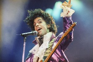Aukcione bus parduoti Prince'o gitara, lapas su P. McCartney žodžiais „bitlų“ dainai